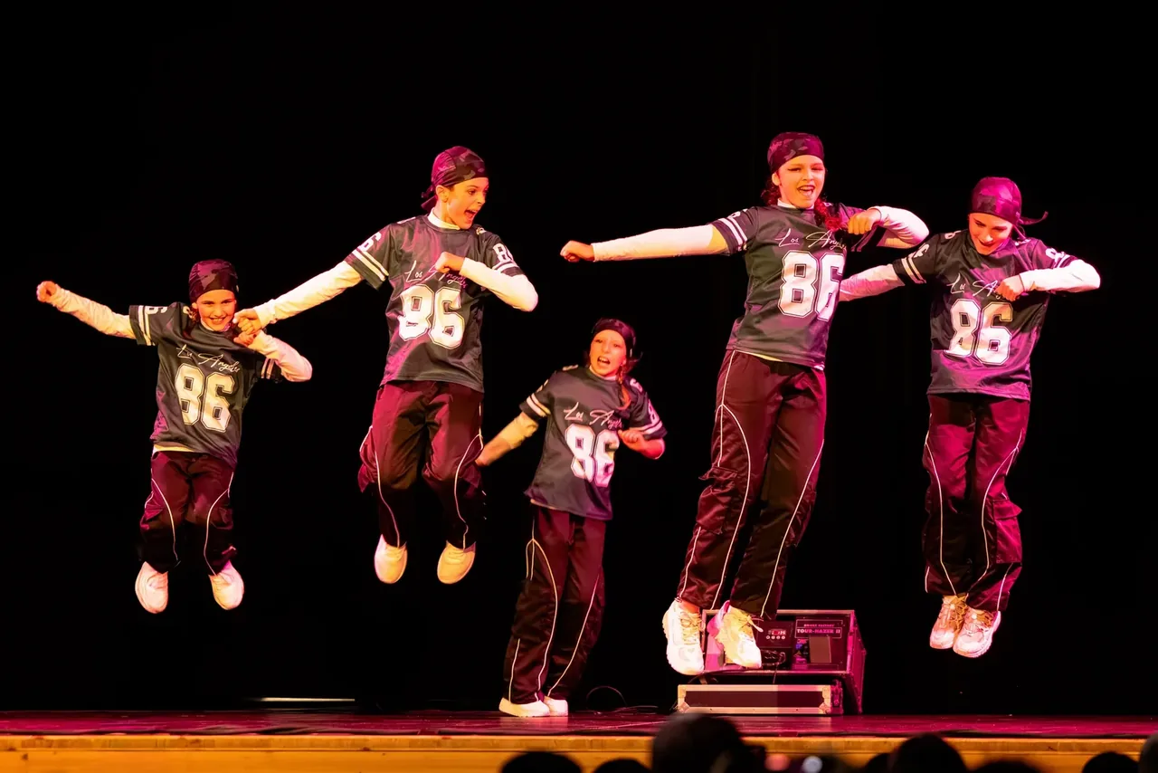 Élèves du groupe compétition 1000 ARTS en pleine chorégraphie hip-hop